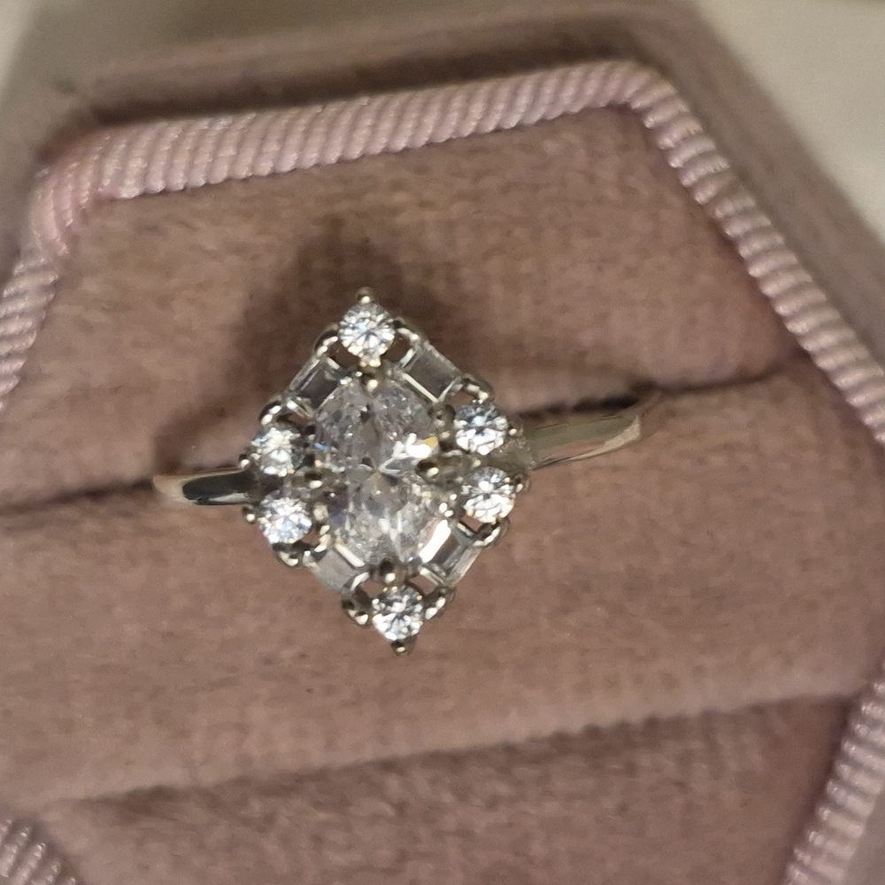 VVS1 Art Deco 2 CT* Oval cut w/ Geometric Pavé Halo Moissanite ring size 6 *New